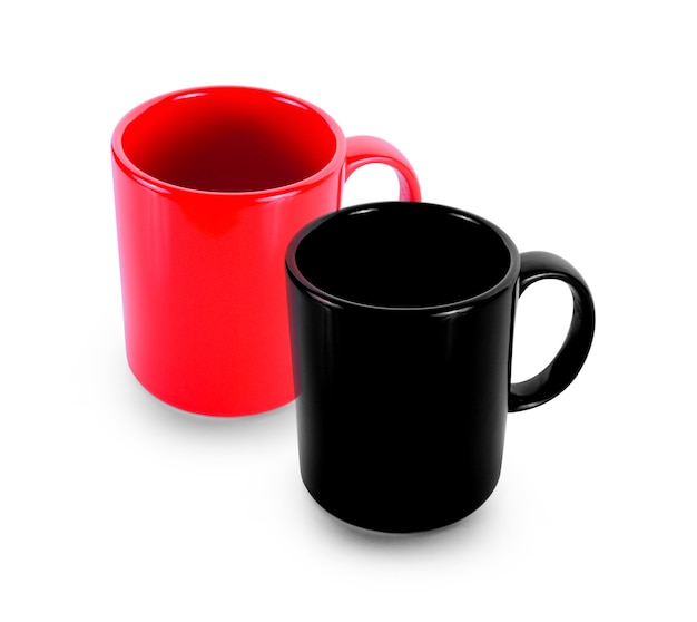 Conjunto de taza vacía rojo y negro sobre fondo blanco.