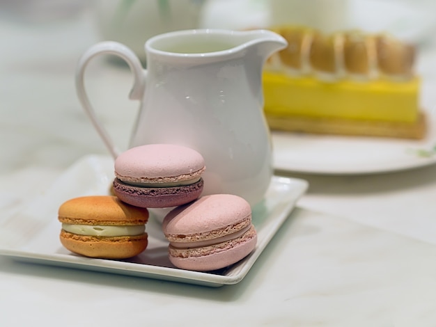 Conjunto de té alto, coloridos macarons franceses