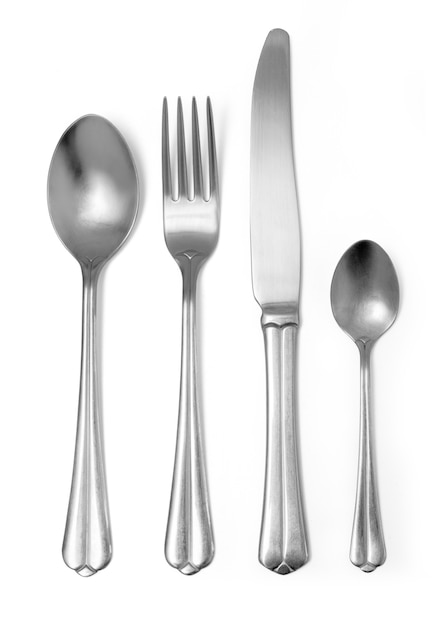Foto conjunto de tenedor, cuchillo y cucharas aislado en el trazado de recorte blanco