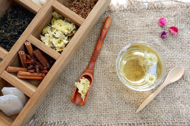 Foto conjunto de tiempo de té, flor seca de crisantemo amarillo