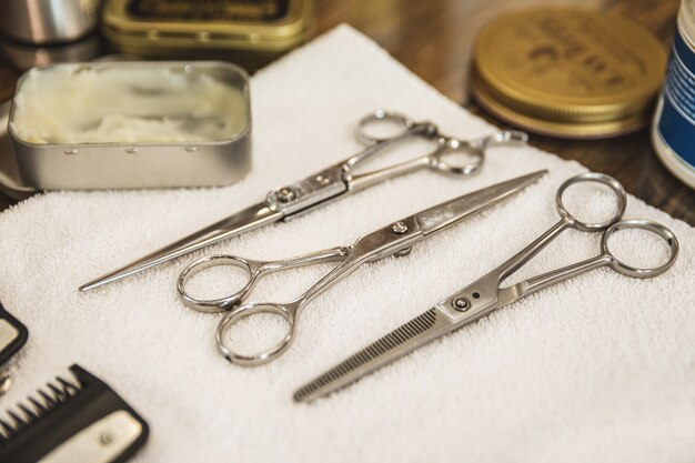 Conjunto de tijeras de peluquería diferentes en la barbería