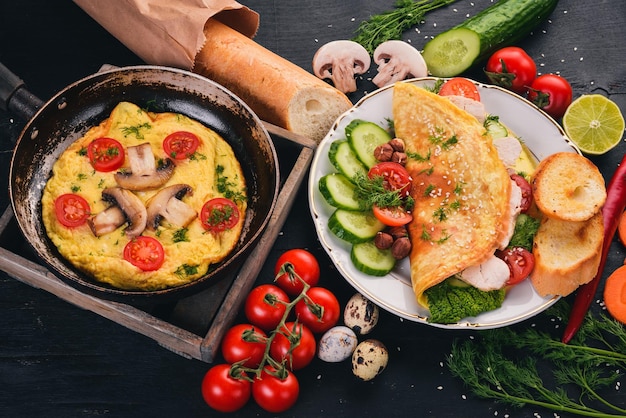 Un conjunto de tortillas con verduras, champiñones y pollo Sobre un fondo de madera Vista superior Espacio de copia