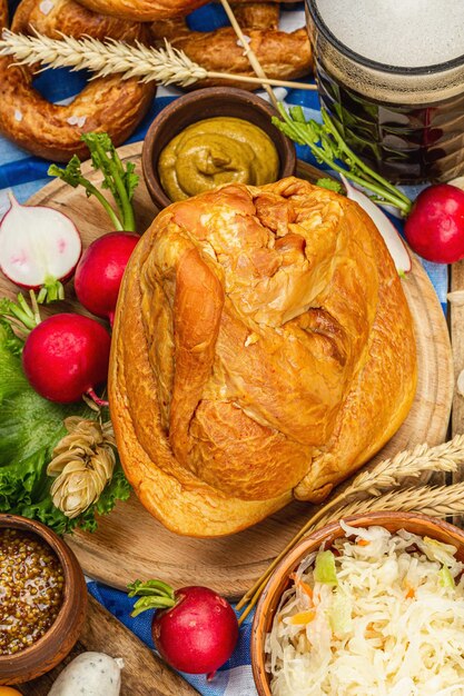 Conjunto tradicional da Oktoberfest Pretzels cerveja weisswurst junta de porco defumada eisbein com repolho