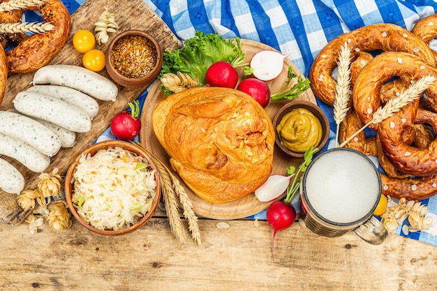 Conjunto tradicional de Oktoberfest Pretzels cerveza weisswurst codillo de cerdo ahumado eisbein con repollo