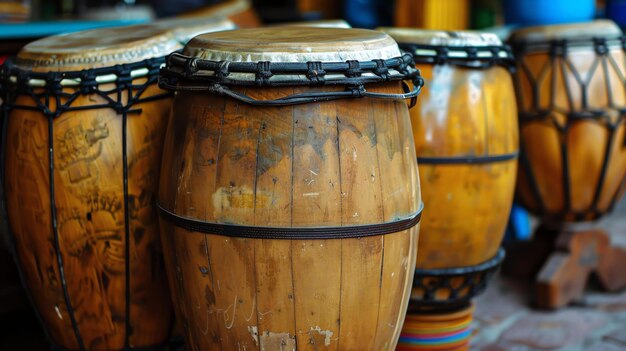 Foto un conjunto de tres bongos de madera con maquinaria negra