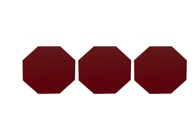 Foto un conjunto de tres hexágonos rojos aislado sobre fondo blanco.