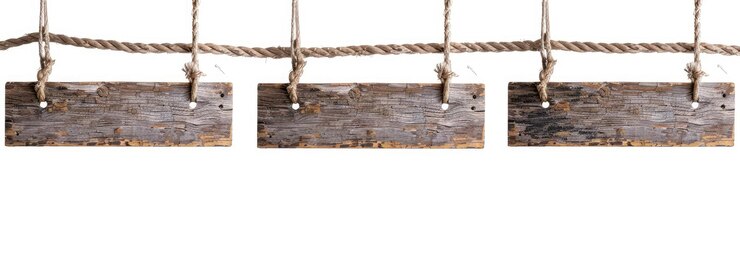 Foto conjunto de tres letreros de madera colgados en cuerdas aislados sobre un fondo blanco textura de madera rústica apariencia desgastada y angustiada paleta de colores neutros con tonos grises suaves