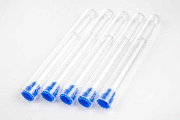 Conjunto de tubos de ensayo médico aislado sobre fondo blanco.