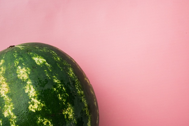 Conjunto único de melancia, em fundo rosa texturizado de verão, com espaço de cópia para o texto