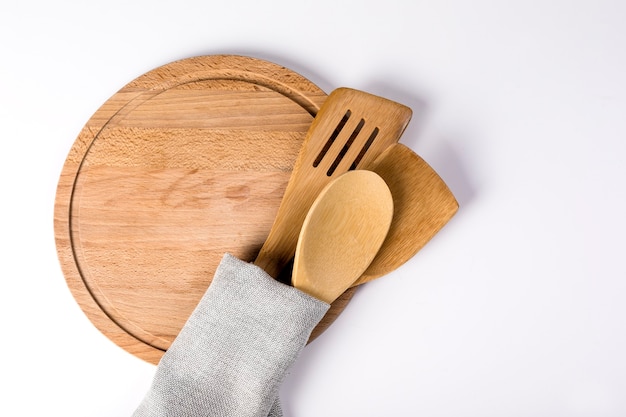 Un conjunto de utensilios de cocina para cocinar.