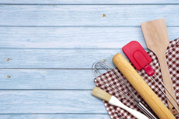 Conjunto de utensilios de cocina e ingredientes para panadería. Materiales o equipos de cocina para panadería.