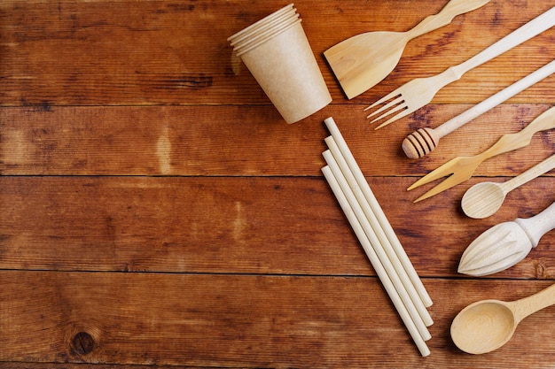 Conjunto de utensilios de cocina de madera sobre mesa de madera. Cubiertos de madera sobre tablones viejos. Vajilla ecológica. Concepto de desperdicio cero. Copie el espacio. Vista superior