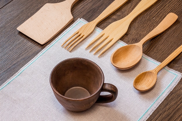 Conjunto de utensilios de cocina de madera.