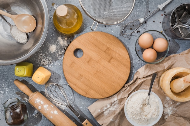 Conjunto de utensilios de cocina con productos sobre fondo azul grisáceo. Clases magistrales de cocina. Copie el espacio.