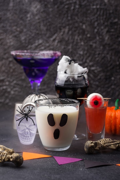 Conjunto de varias bebidas de Halloween. Cócteles de miedo para la fiesta