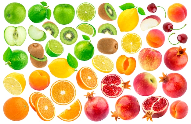 Conjunto de varias frutas cortadas aislado en blanco. Patrón de gradiente de color