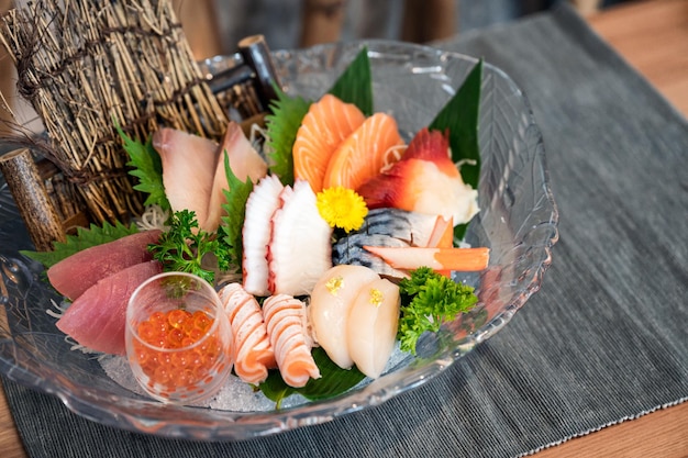 Conjunto de varios pescados y mariscos de sashimi fresco japonés