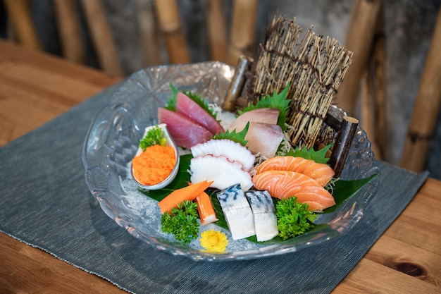 Conjunto de varios pescados y mariscos de sashimi fresco japonés