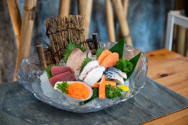 Foto conjunto de varios pescados y mariscos de sashimi fresco japonés