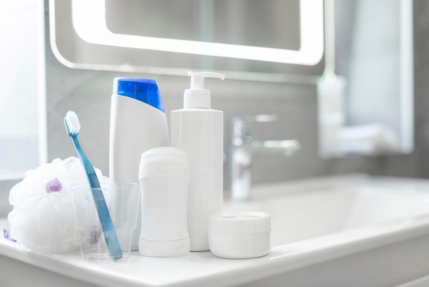 Conjunto de varios suministros de baño como champú, loción, esponja, desodorante, frasco de crema y taza con