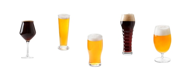Conjunto de vasos de diferentes formas con cerveza oscura y clara con espuma aislada sobre un fondo blanco Varias tazas de cerveza con diferentes tipos de cerveza
