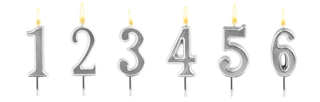 Foto conjunto con velas de cumpleaños encendidas sobre fondo blanco diseño de banner