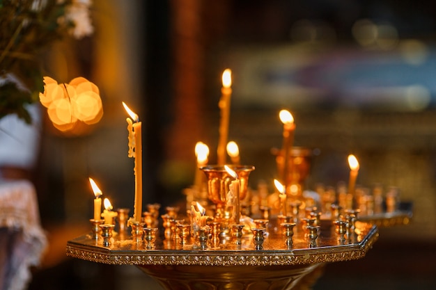 Conjunto de velas encendidas de pie en la iglesia.