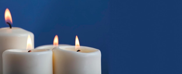 Conjunto de velas con llama y espacio de fondo azul oscuro para texto