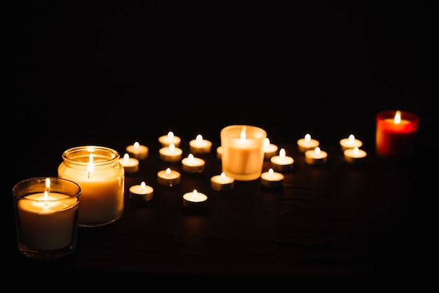 Foto conjunto de velas en llamas