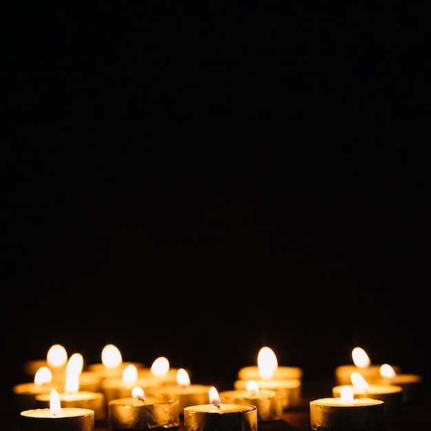 Foto conjunto de velas en llamas