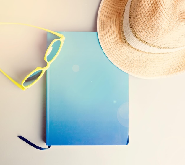 Conjunto de verano gafas de sol libro y sombrero de paja