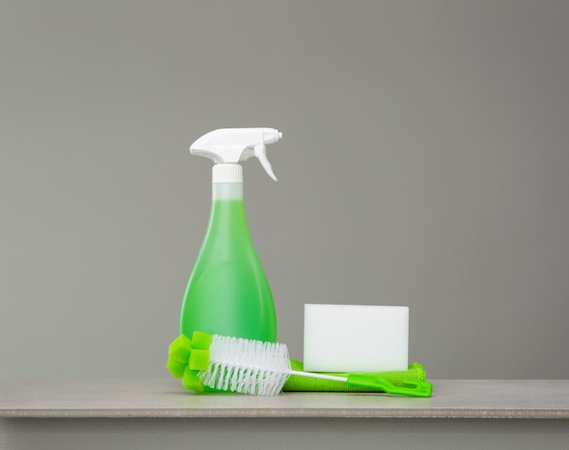 Foto conjunto verde de produtos de limpeza e ferramentas para limpeza de primavera.