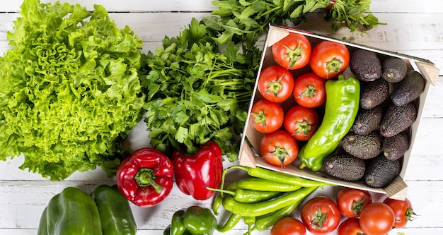 Conjunto de verduras crudas ensaladas pimientos aguacates y tomates