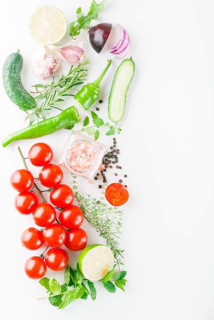 conjunto de verduras y especias universales sobre un fondo blanco con espacio para una receta