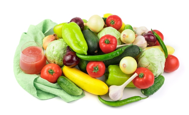 Un conjunto de verduras frescas en una gran variedad, un vaso de jugo de verduras