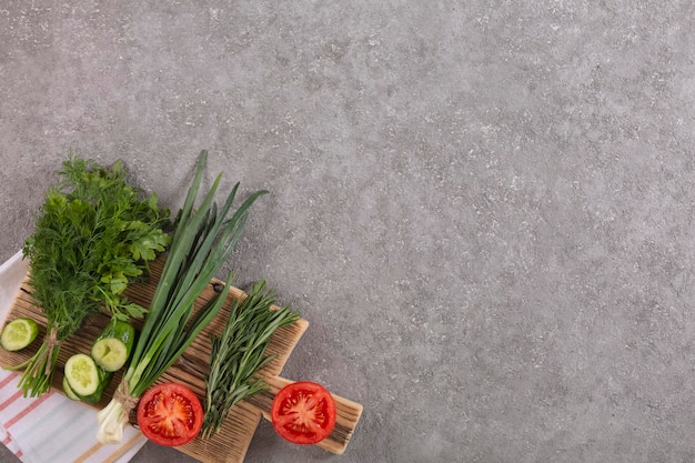 Conjunto de verduras frescas y hierbas para cocinar ensalada.