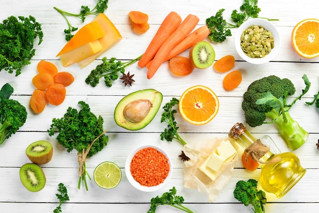 Conjunto de verduras, frutas y alimentos orgánicos ricos en vitamina A Vista superior Espacio libre para su texto