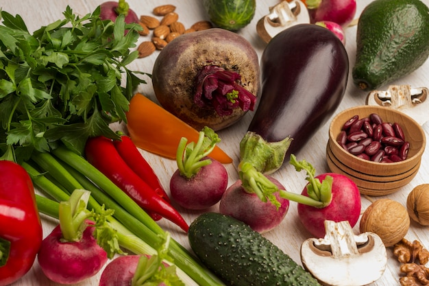 Foto conjunto de verduras, frutos secos de productos equilibrados.