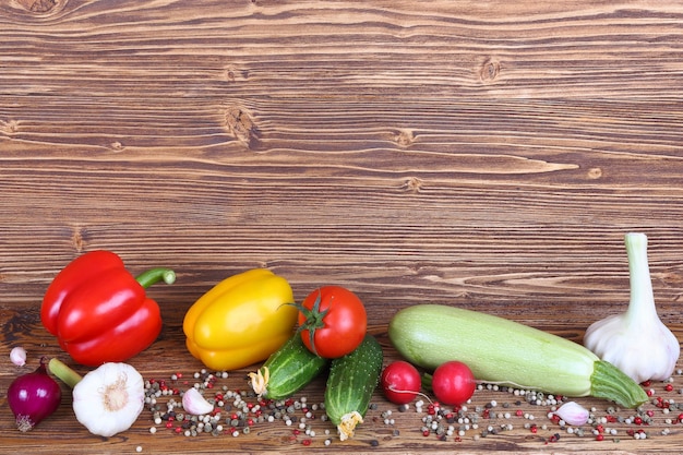 Conjunto de verduras y lugar para el texto sobre fondo de madera