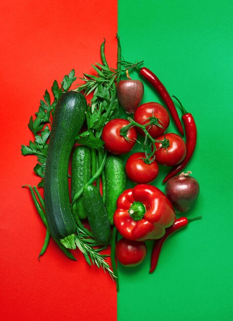 Foto conjunto de verduras sobre un fondo rojo y verde.