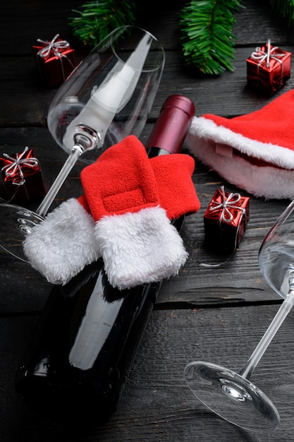 Conjunto de vino de ramas de árbol de Navidad, sobre fondo de mesa de madera negra