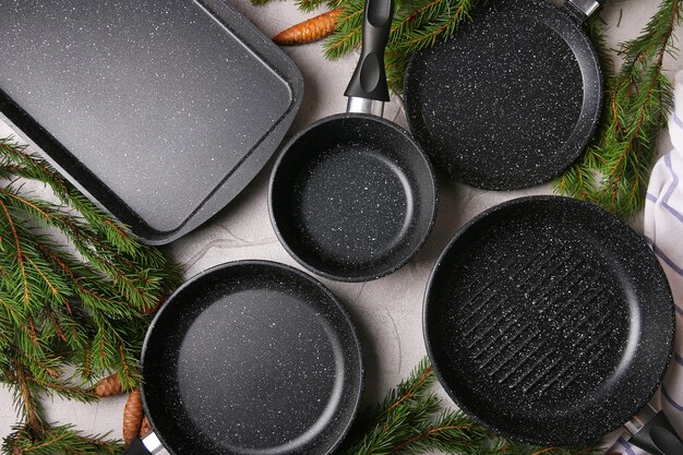 Foto conjunto de vista superior de ollas y sartenes con árbol de navidad en la mesa. libro de recetas o concepto de clases de cocina.