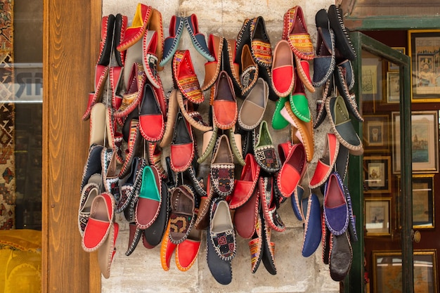 Foto conjunto de zapatos de cuero tradicionales hechos a mano en bazar