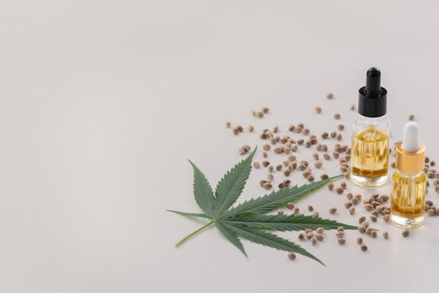 Conjuntos de características de marihuana legalizada con aceite de CBD en botella con tapa cuentagotas