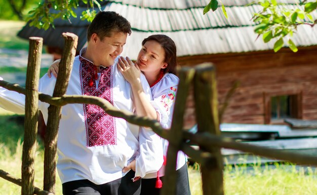 Conjuntos de coronas tradicionales ucranianas contra el fondo de hojas