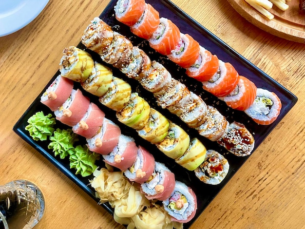 Conjuntos de sushi - filadélfia com salmão, atum, enguia, manga, vista superior.
