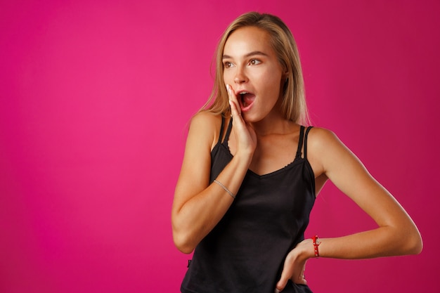 Conmocionada y sorprendida joven rubia retrato de cerca.