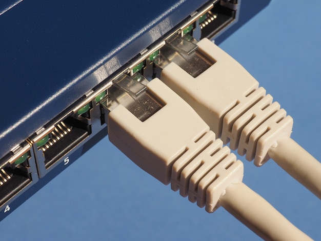 Foto conmutador de módem enrutador con puertos de enchufe ethernet rj45