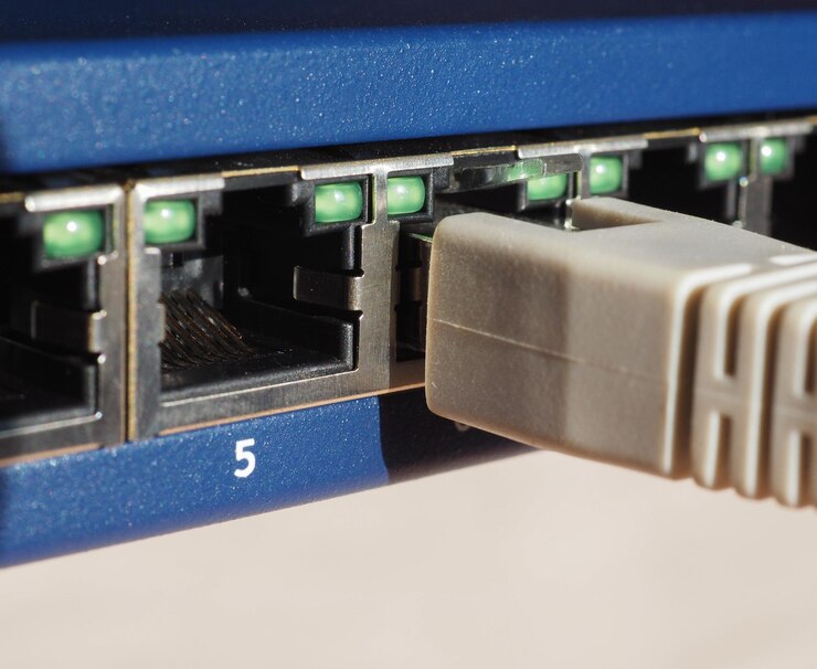 Foto conmutador de módem enrutador con puertos de enchufe ethernet rj45