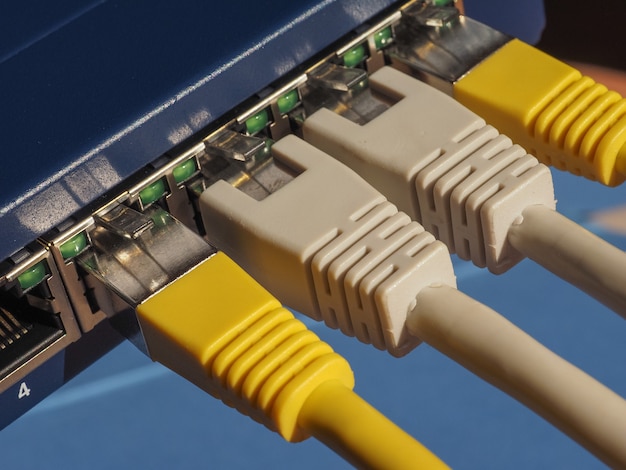 Foto conmutador de módem enrutador con puertos de enchufe ethernet rj45